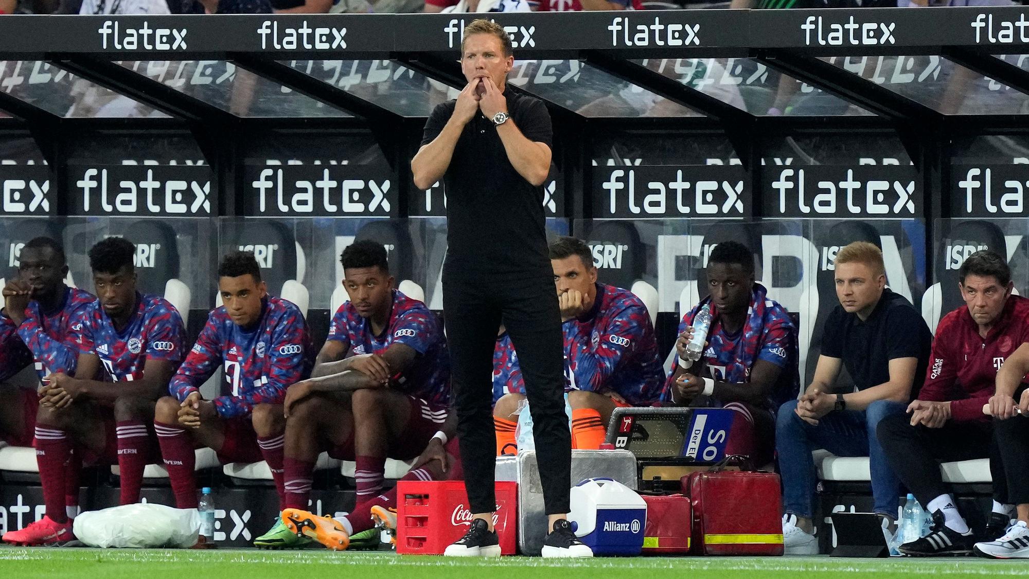 Julian Nagelsmann pfeift mithilfe seiner Finger