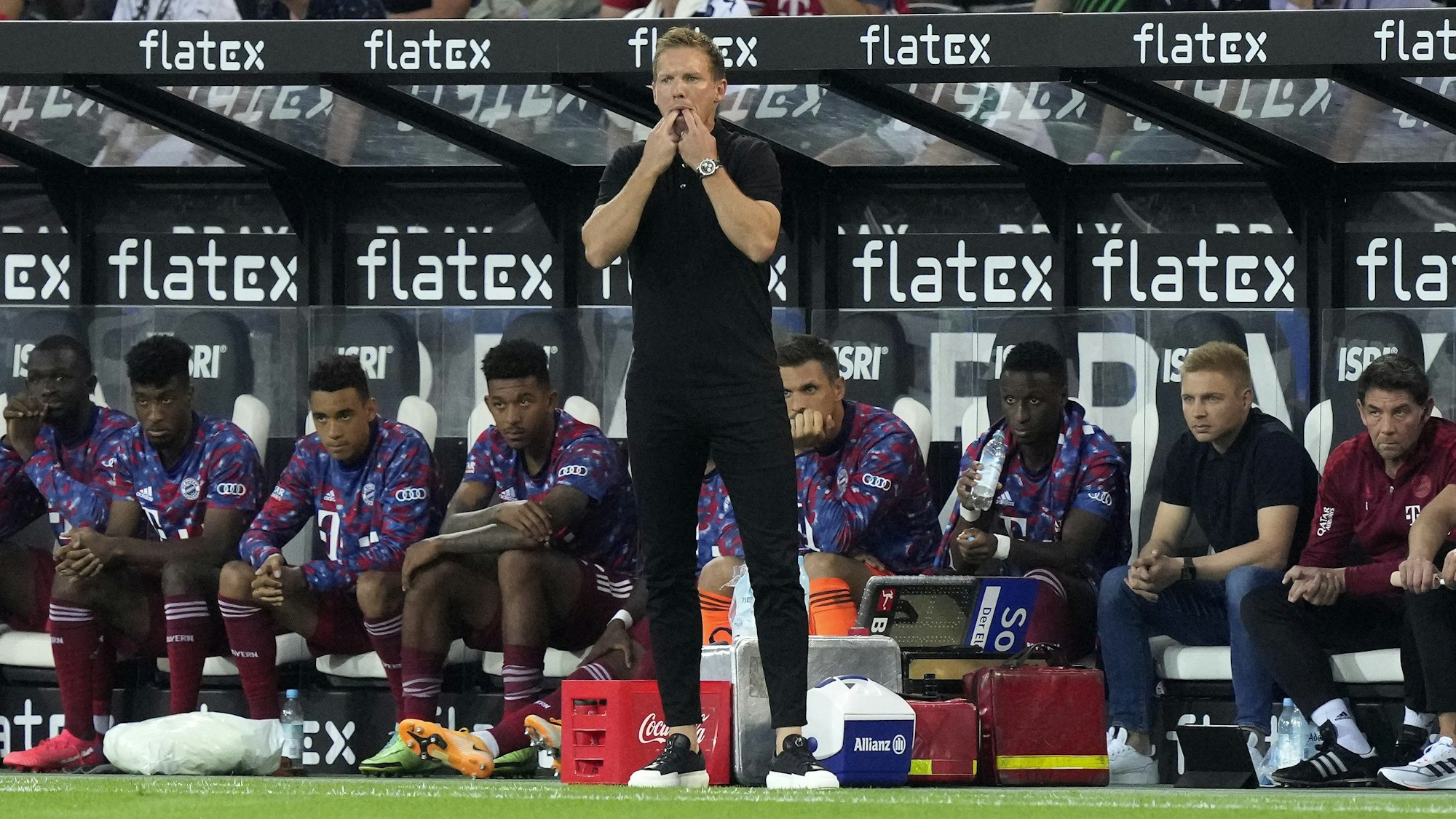 Julian Nagelsmann pfeift mithilfe seiner Finger