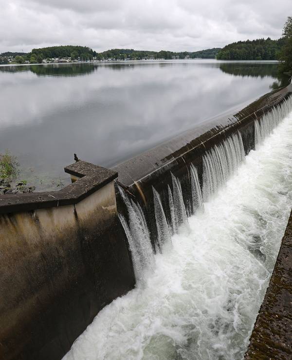 Wasser läuft an der Bevertalsperre ab. Nach massiven Regenfällen mussten etwa 1500 Menschen in Hückeswagen im Bergischen Land ihre Wohnungen verlassen.