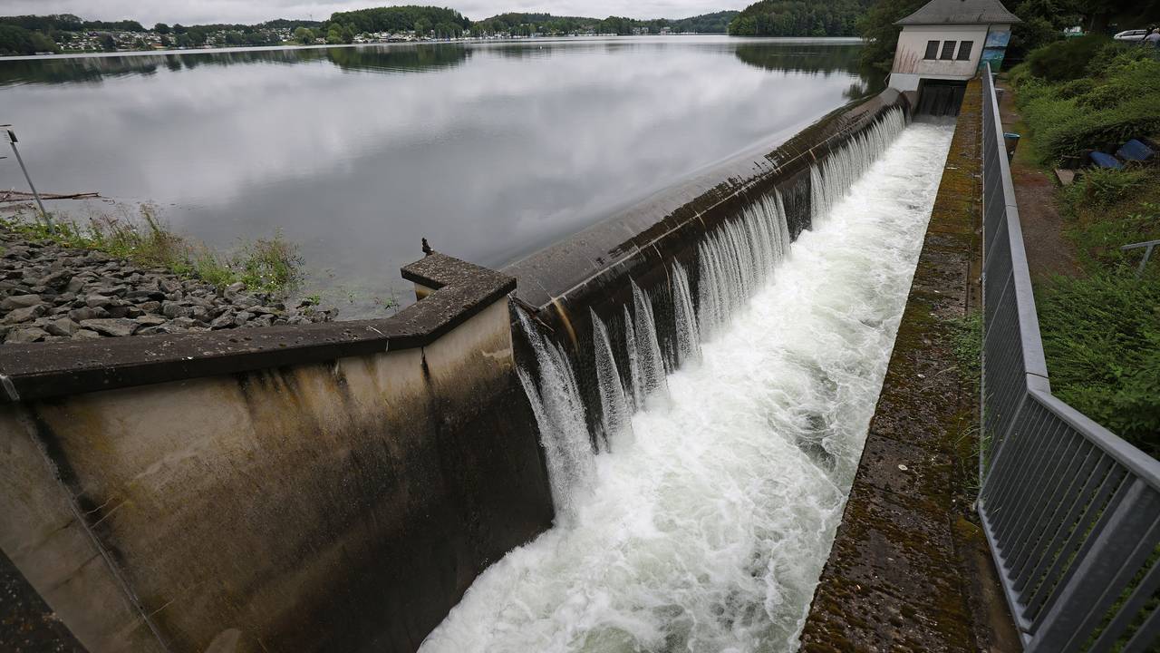 Wasser läuft an der Bevertalsperre ab. Nach massiven Regenfällen mussten etwa 1500 Menschen in Hückeswagen im Bergischen Land ihre Wohnungen verlassen.