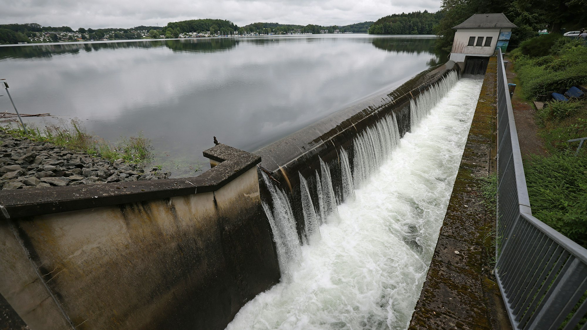 Wasser läuft an der Bevertalsperre ab. Nach massiven Regenfällen mussten etwa 1500 Menschen in Hückeswagen im Bergischen Land ihre Wohnungen verlassen.