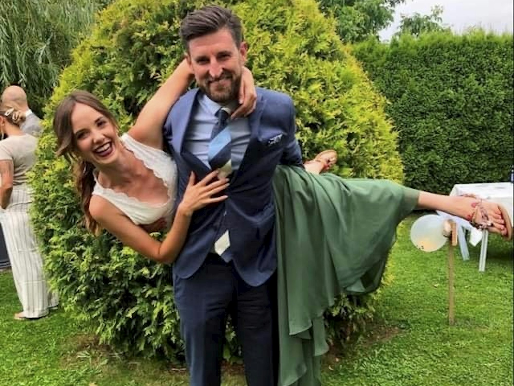 Sascha Marx mit seiner Partnerin bei einer Hochzeitsgesellschaft