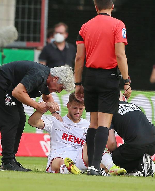 Jan Thielmann (1. FC Köln) wird von den Ärzten behandelt.