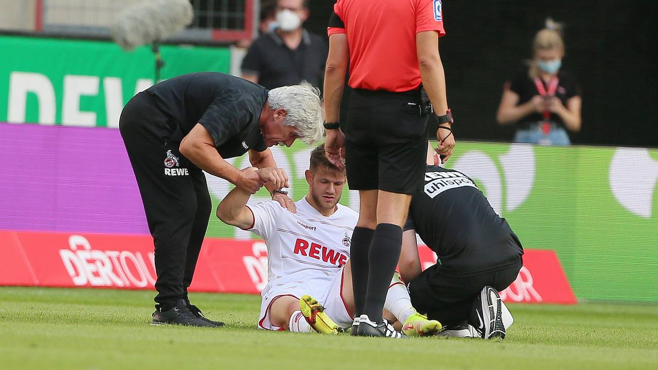 Jan Thielmann (1. FC Köln) wird von den Ärzten behandelt.