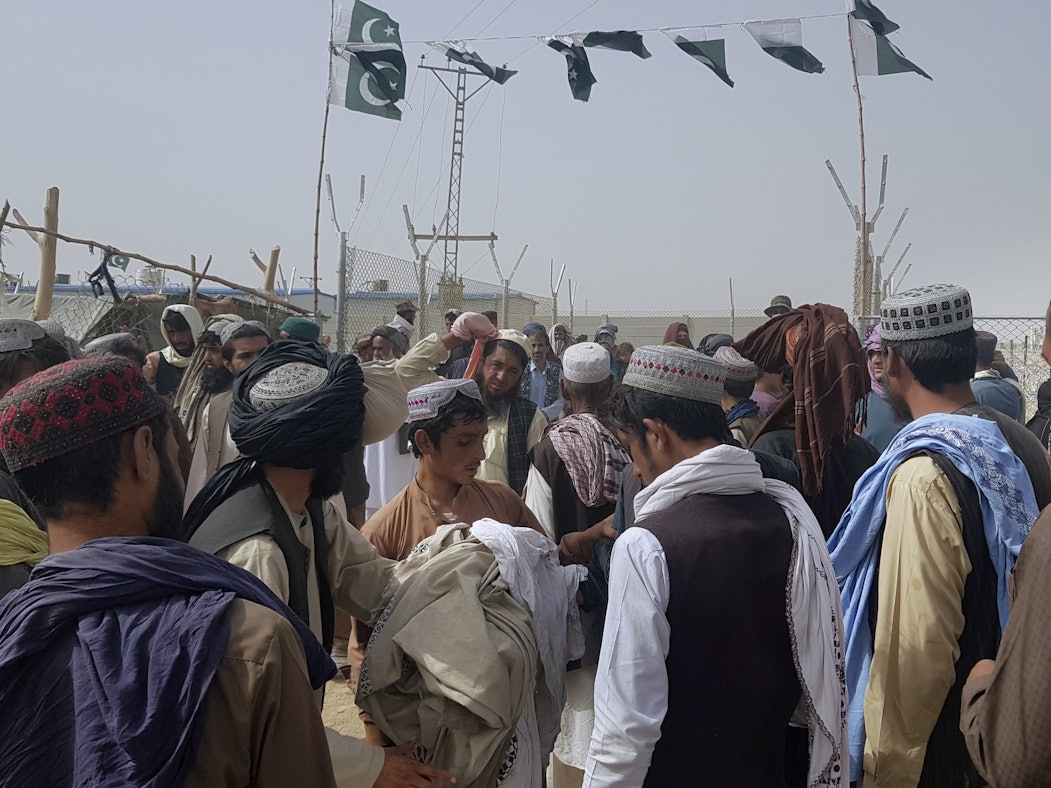 Gestrandete Menschen kommen zu einem Grenzübergang an der Landesgrenze zu Afghanistan. Normalerweise überqueren täglich tausende von Afghanen und Pakistanern sowie Lkws mit Waren die Grenze nach Afghanistan. +++ dpa-Bildfunk +++