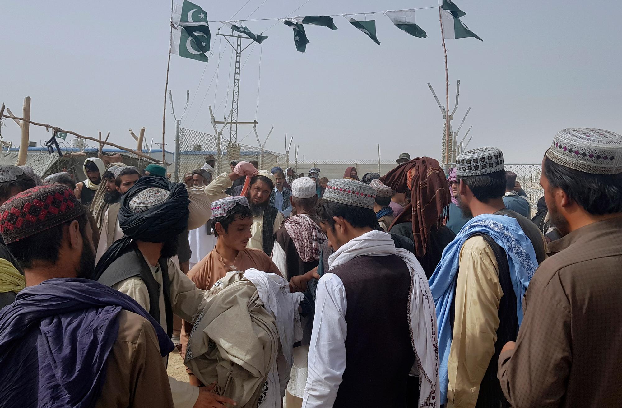 Gestrandete Menschen kommen zu einem Grenzübergang an der Landesgrenze zu Afghanistan. Normalerweise überqueren täglich tausende von Afghanen und Pakistanern sowie Lkws mit Waren die Grenze nach Afghanistan. +++ dpa-Bildfunk +++