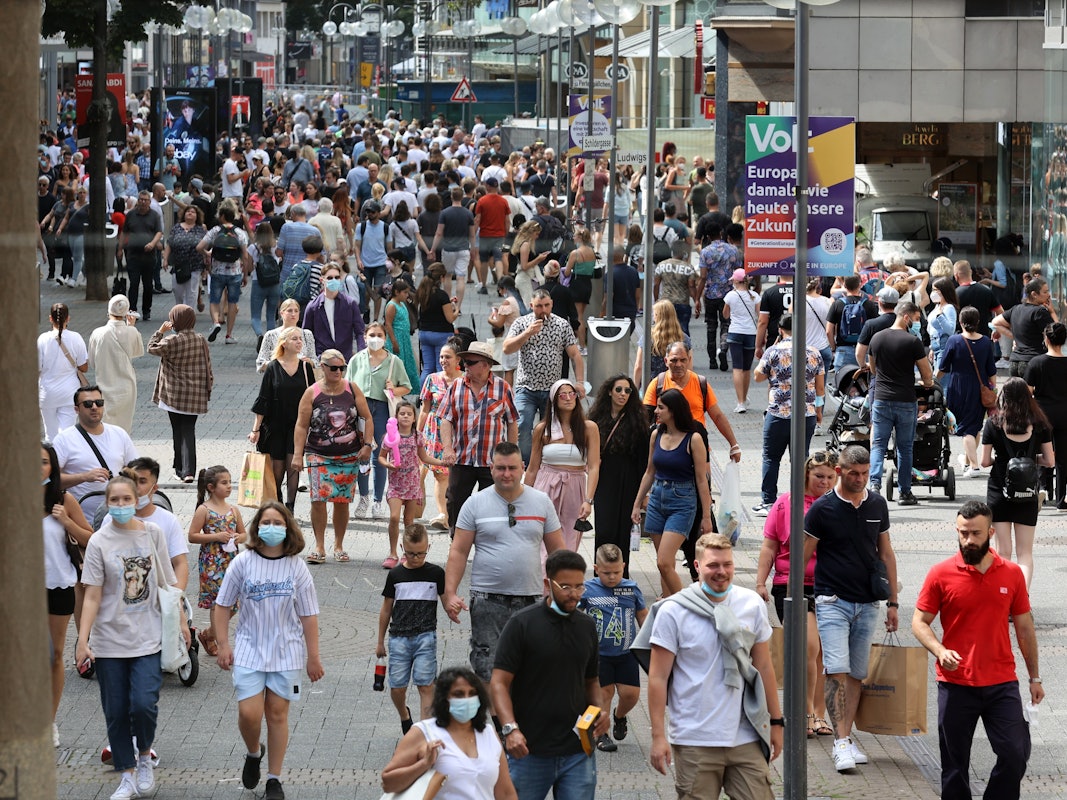 Menschen laufen auf der Schildergasse