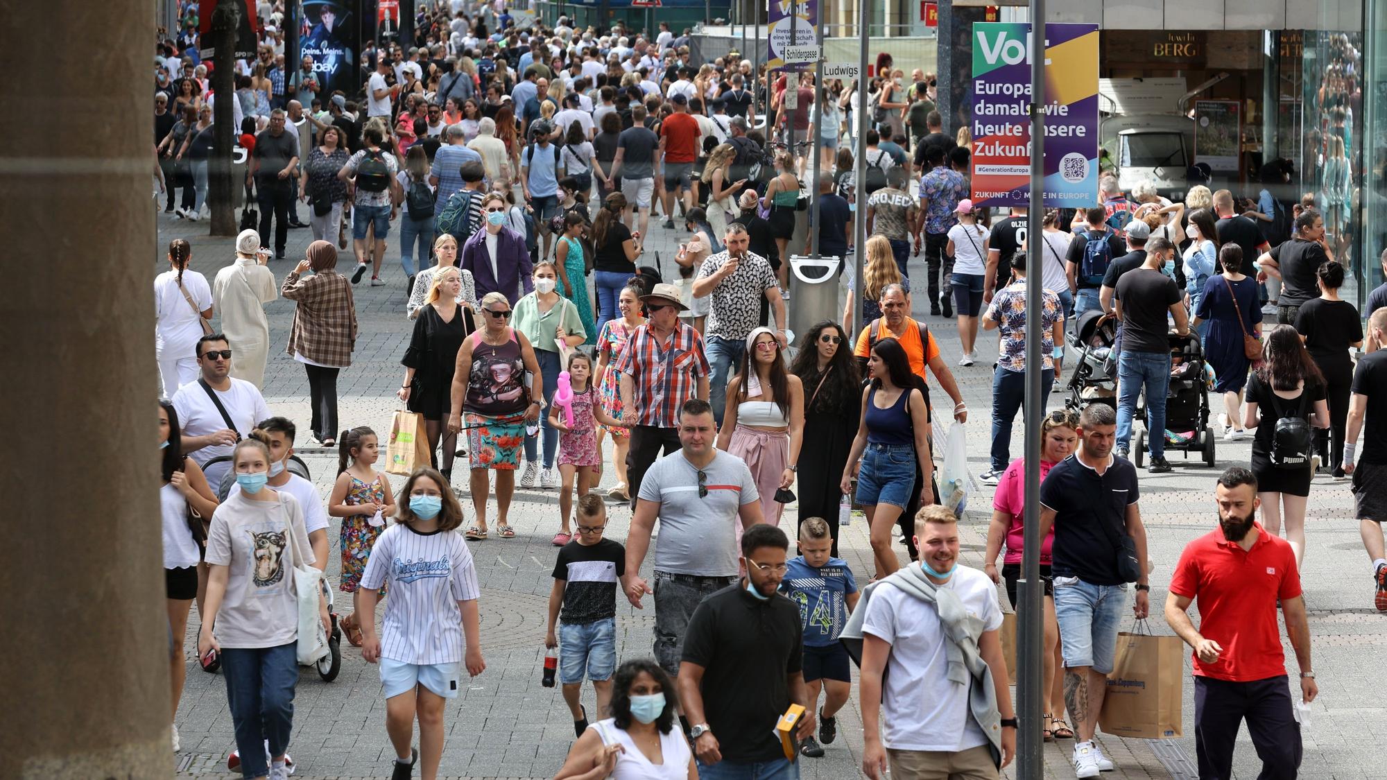 Die Kölner Schildergasse ist am letzten Ferienwochenende voll mit Menschen.