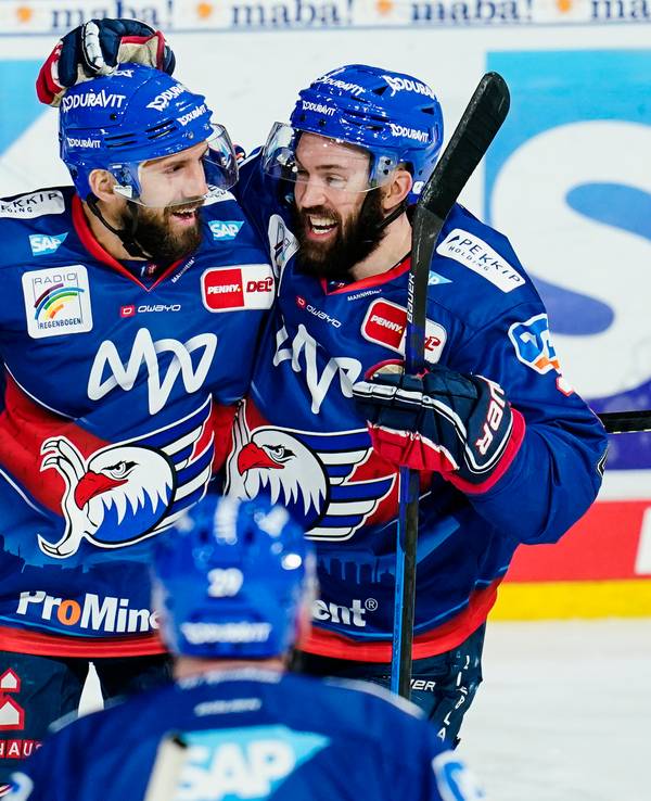 Felix Schütz jubelt mit Jason Bast