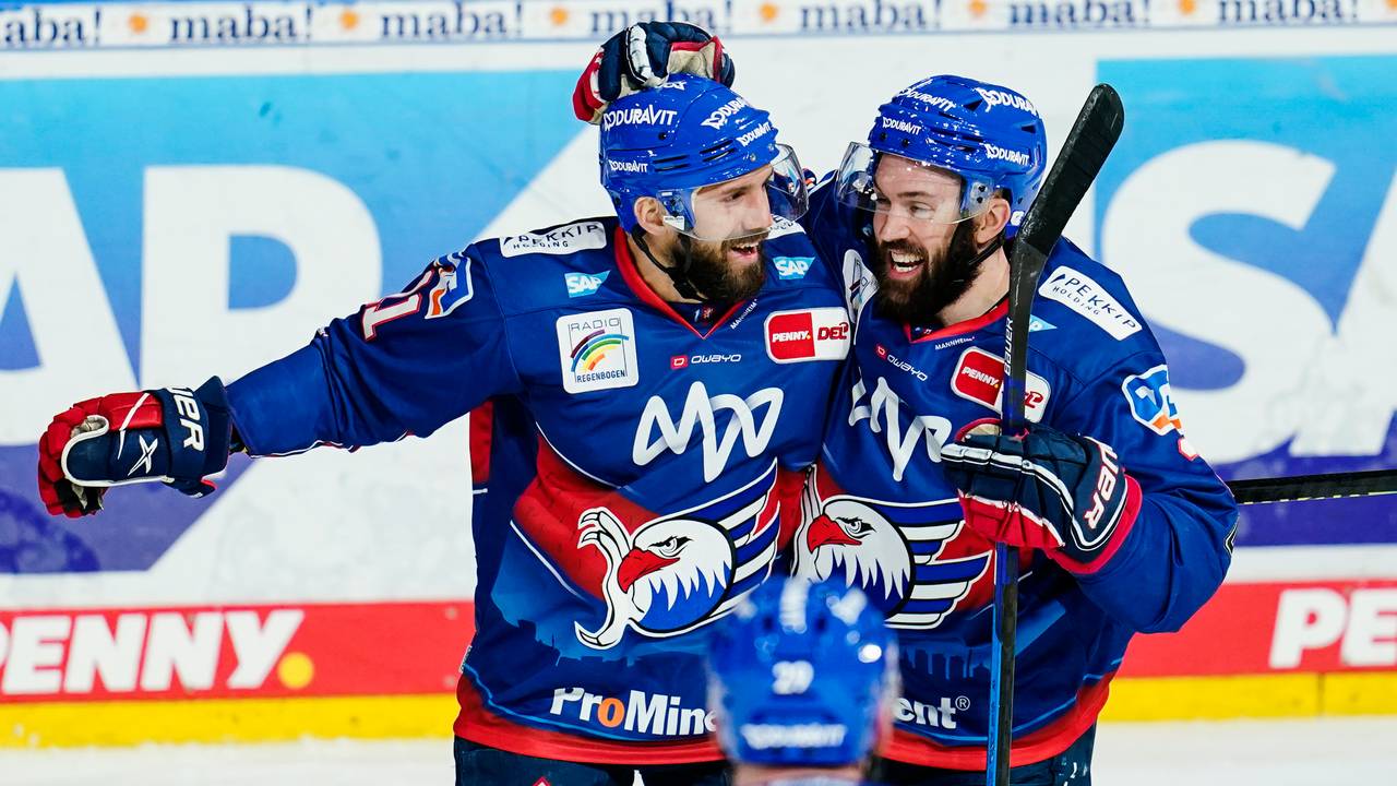 Felix Schütz jubelt mit Jason Bast
