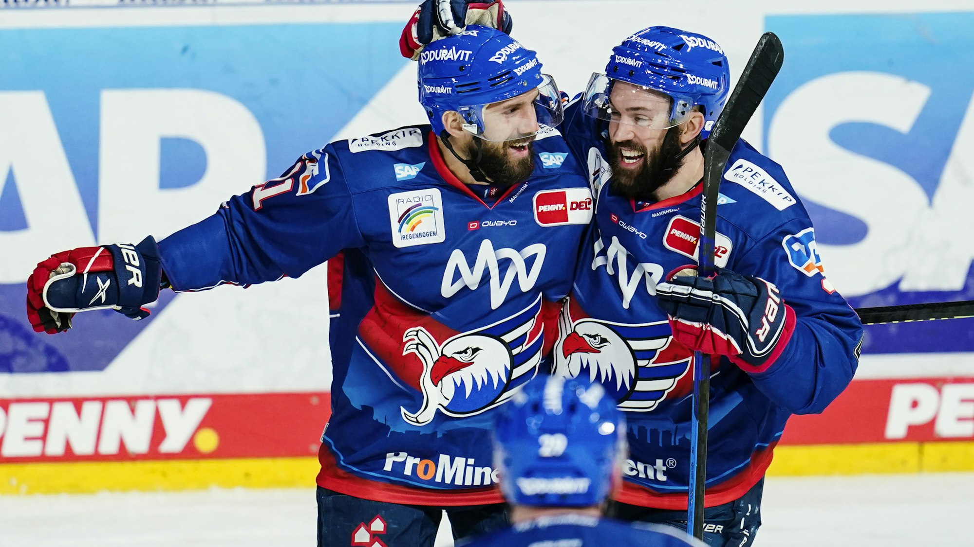 Felix Schütz jubelt mit Jason Bast