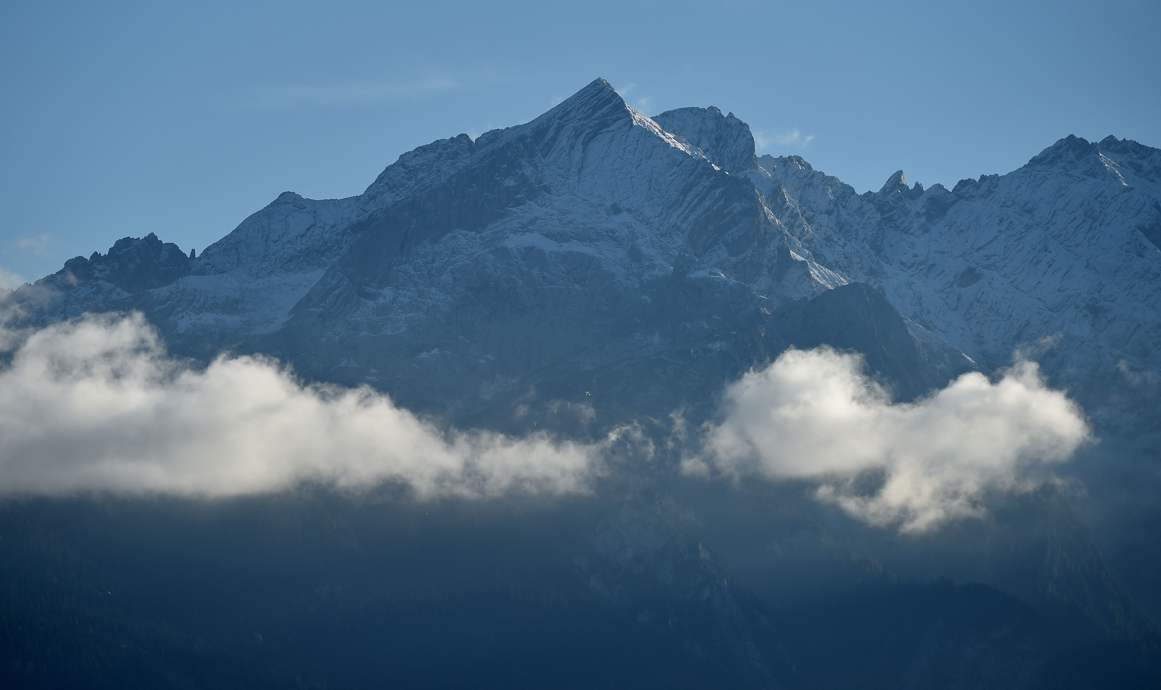 Wolken ziehen am im Oktober 2016 in der Nähe von Farchant (Bayern) unter der Alpspitze vorbei.