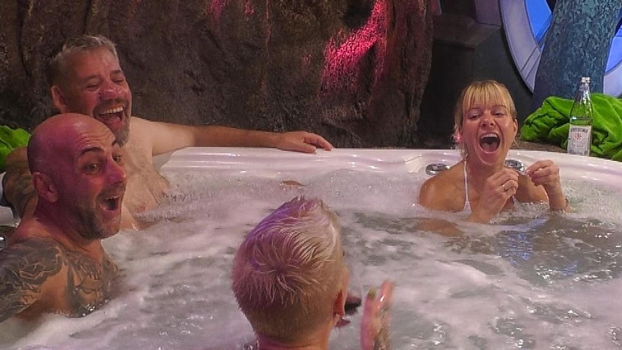 Hat ein schlüpfriges Angebot von Melanie Müller (im Vordergrund von hinten) bekommen: Babs Kijewski lacht in Show 9 von „Promi Big Brother“ 2021, mit ihr giggeln Uwe und Paco (links).