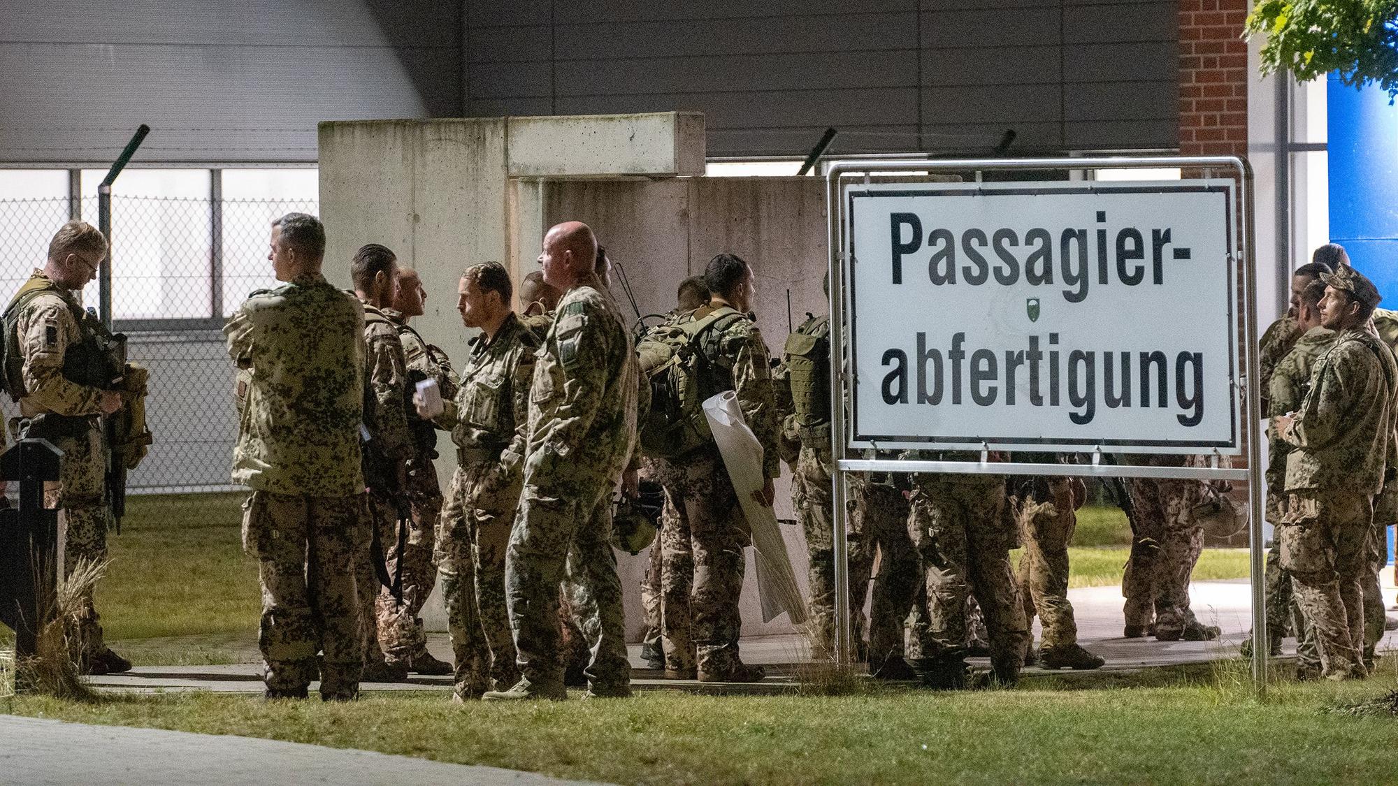 Soldaten stehen am Fliegerhorst Wunstorf in der Region Hannover.