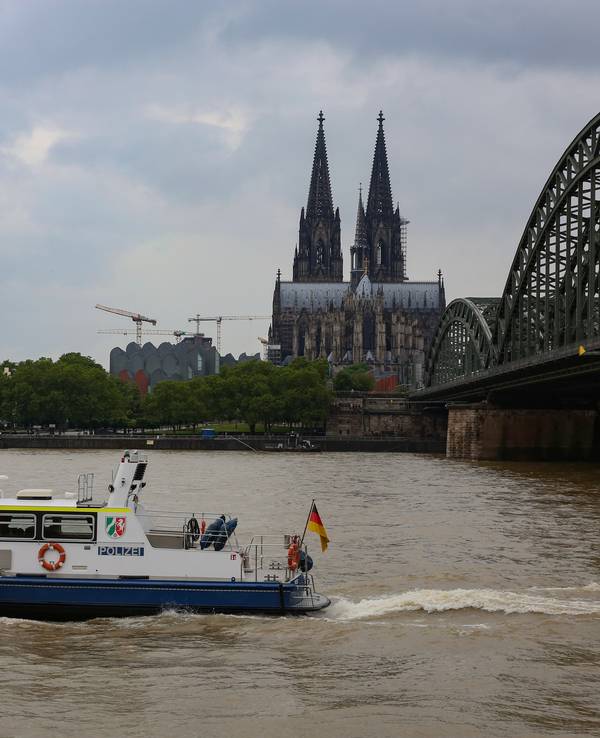 Polizeitboot auf dem Rhein
in Höhe des Kölner Doms