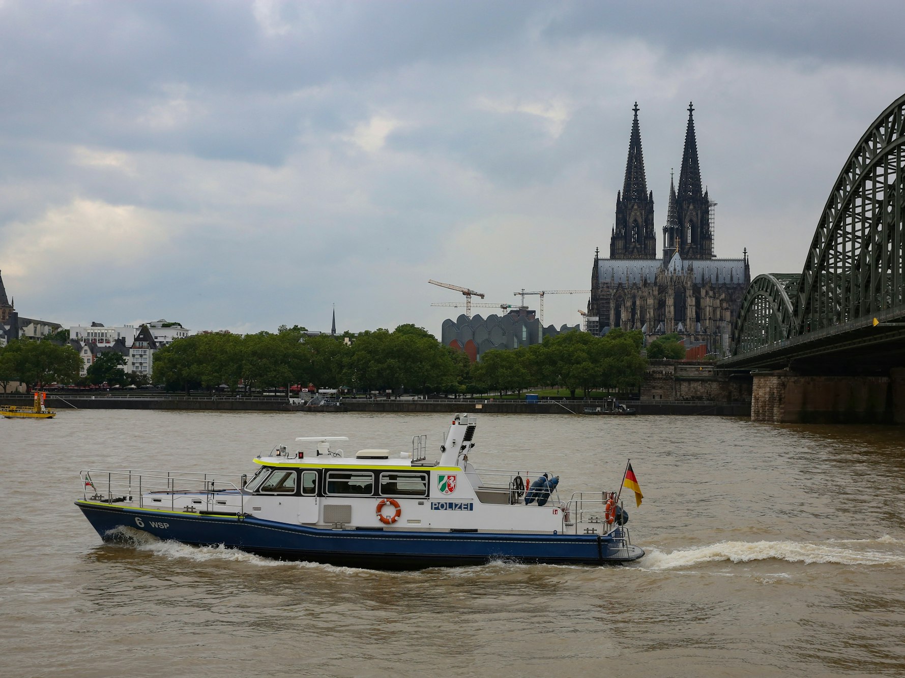 Polizeitboot auf dem Rhein
in Höhe des Kölner Doms
