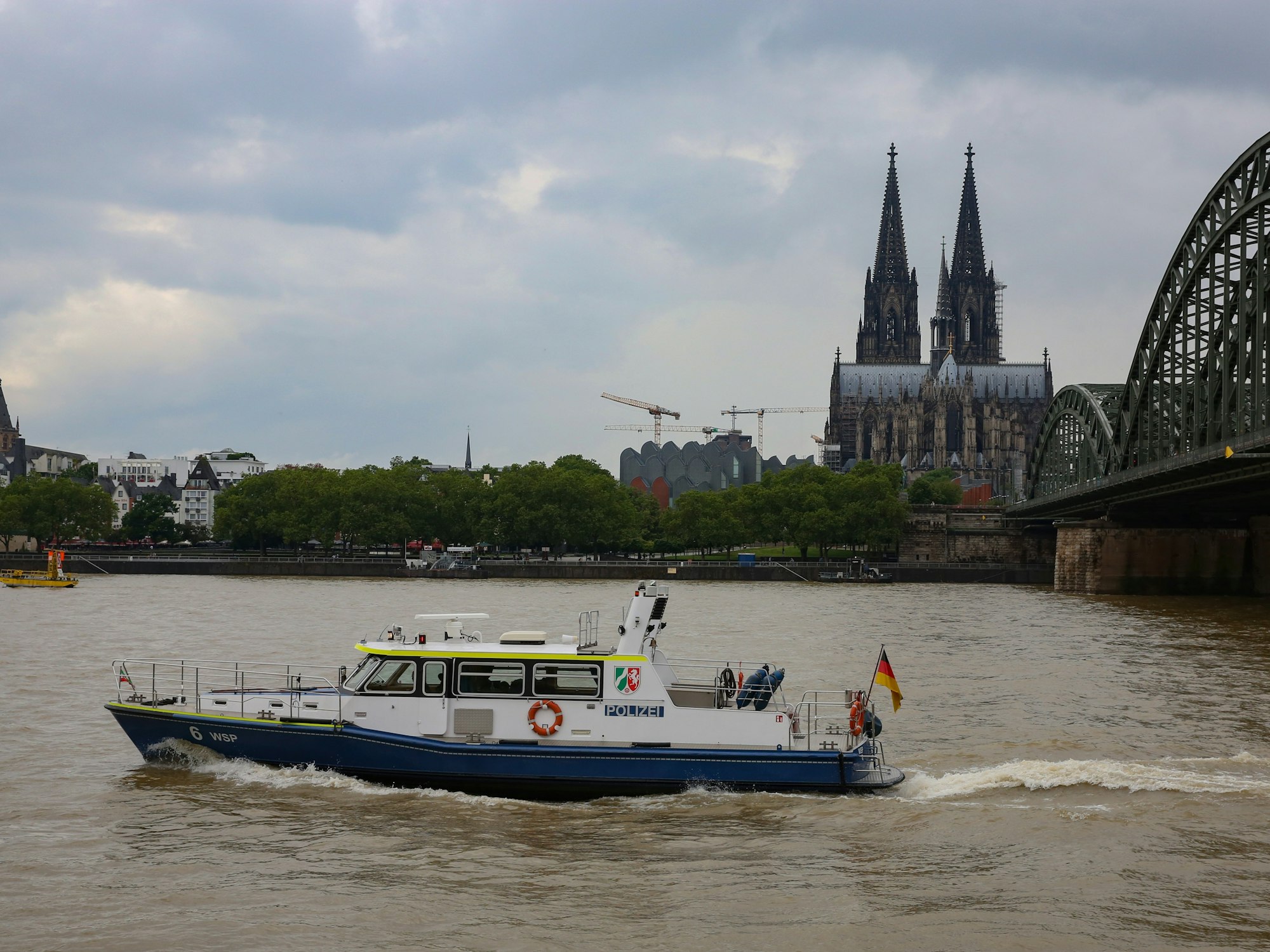 Polizeitboot auf dem Rhein
in Höhe des Kölner Doms