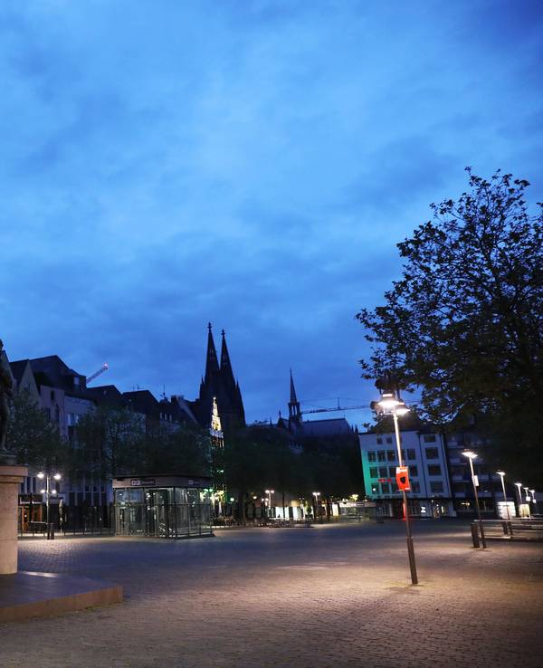 Der Heumarkt ist am Morgen menschenleer und es ist noch dunkel.