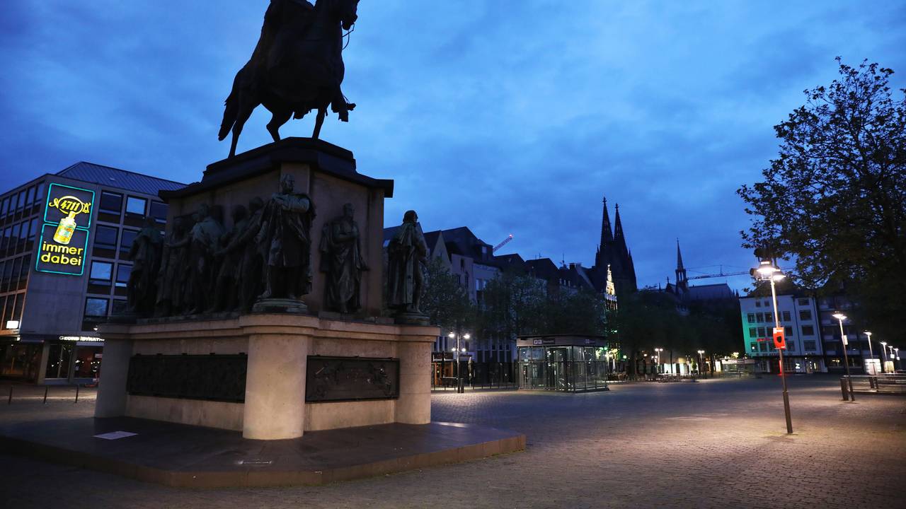 Der Heumarkt ist am Morgen menschenleer und es ist noch dunkel.