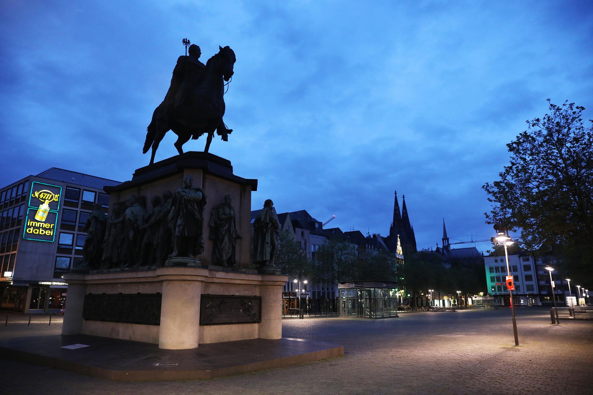 Der Heumarkt ist am Morgen menschenleer und es ist noch dunkel.