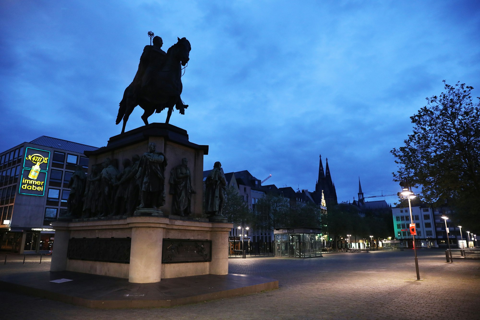 Der Heumarkt ist am Morgen menschenleer und es ist noch dunkel.