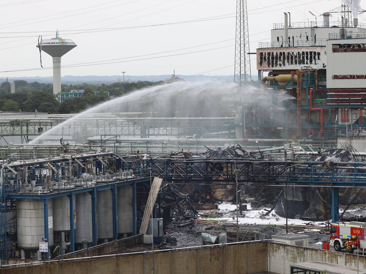 Einsatzkräfte der Feuerwehr sind mit Löscharbeiten im Chempark beschäftigt.