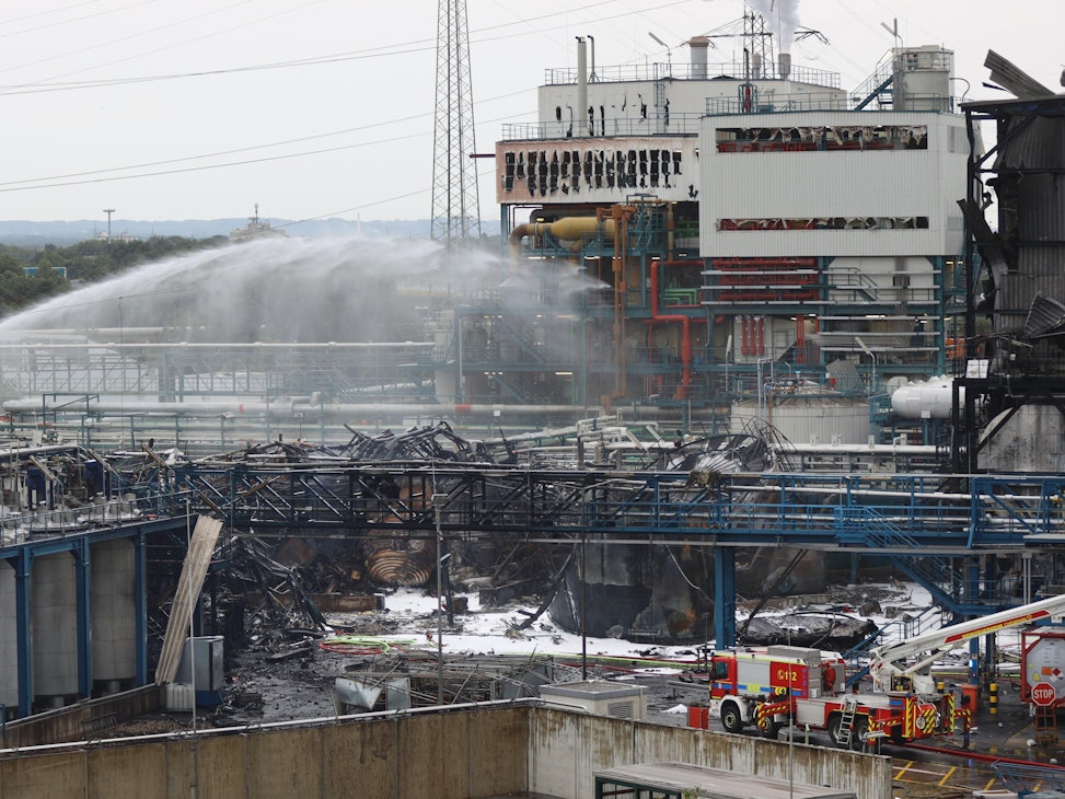 Einsatzkräfte der Feuerwehr sind mit Löscharbeiten im Chempark beschäftigt.