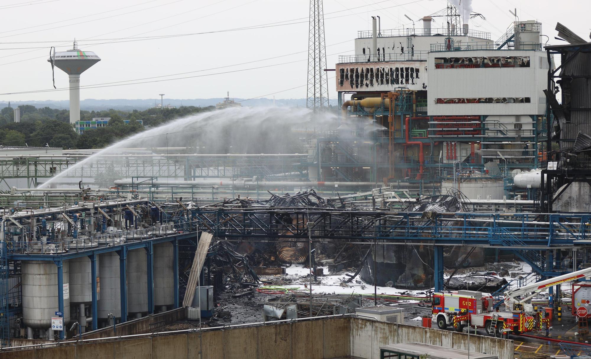 Einsatzkräfte der Feuerwehr sind mit Löscharbeiten im Chempark beschäftigt.