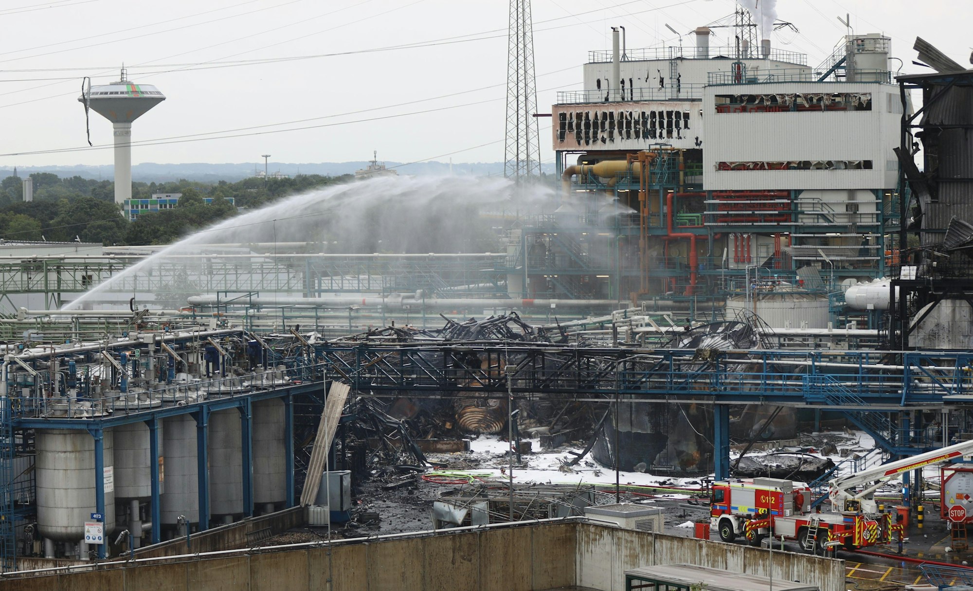 Einsatzkräfte der Feuerwehr sind mit Löscharbeiten im Chempark beschäftigt.