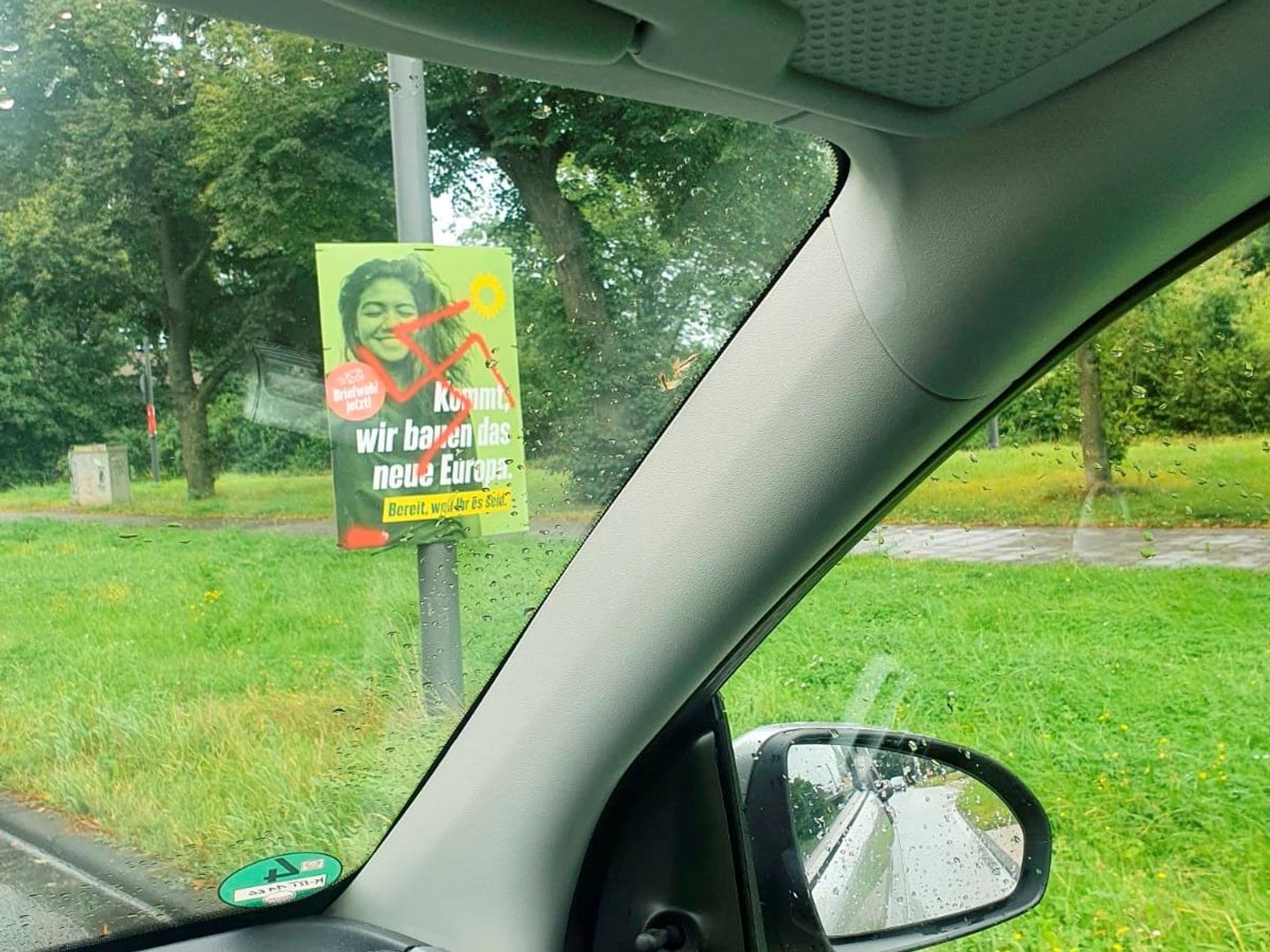 Mit Hakenkreuz beschmiertes Plakat in Köln-Ossendorf