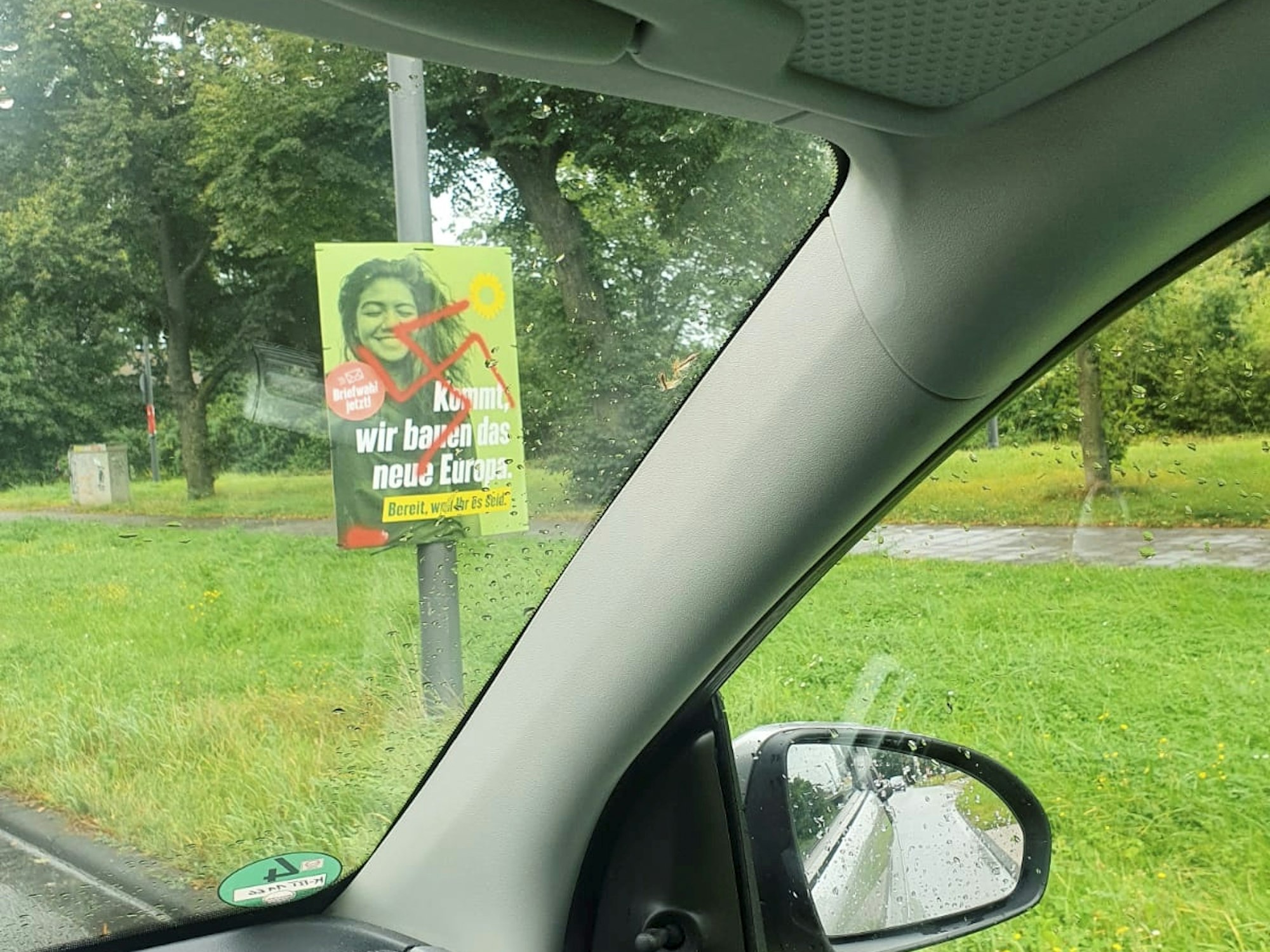 Mit Hakenkreuz beschmiertes Plakat in Köln-Ossendorf