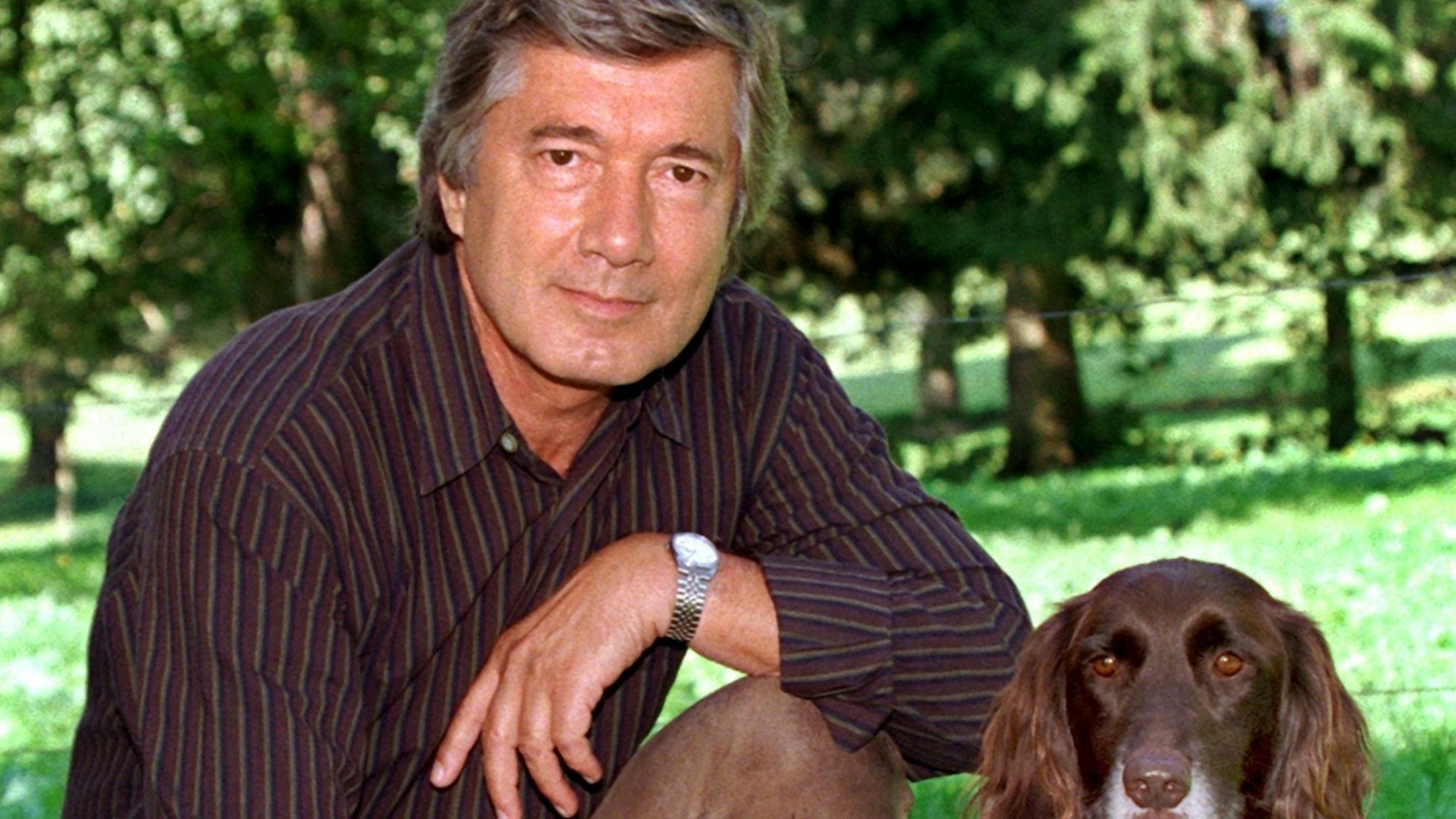 Christian Wolff als Förster Martin Rombach und sein Serienhund Senta bei Dreharbeiten zu der elften Staffel der ZDF-Serie "Forsthaus Falkenau" am 14.9.1999 in Dietramszell (Oberbayern).