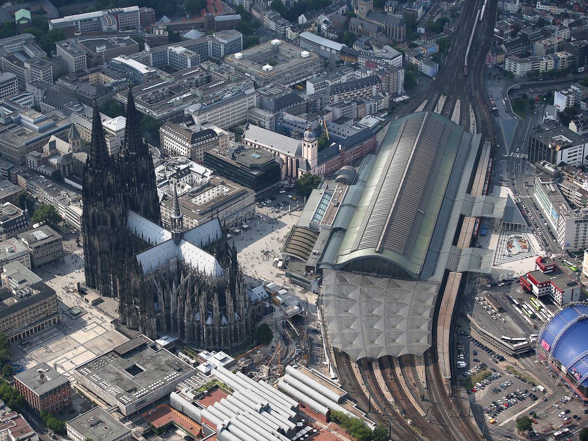 Der Kölner Dom und der Hauptbahnhof aus der Luft.