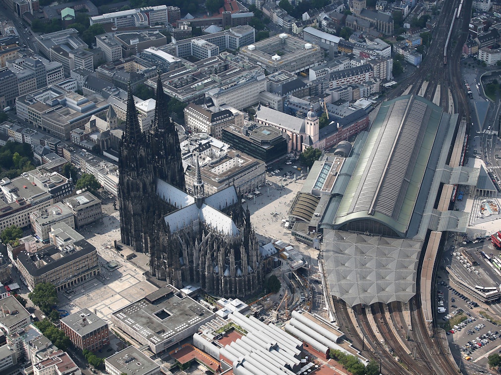 Der Kölner Dom und der Hauptbahnhof aus der Luft.