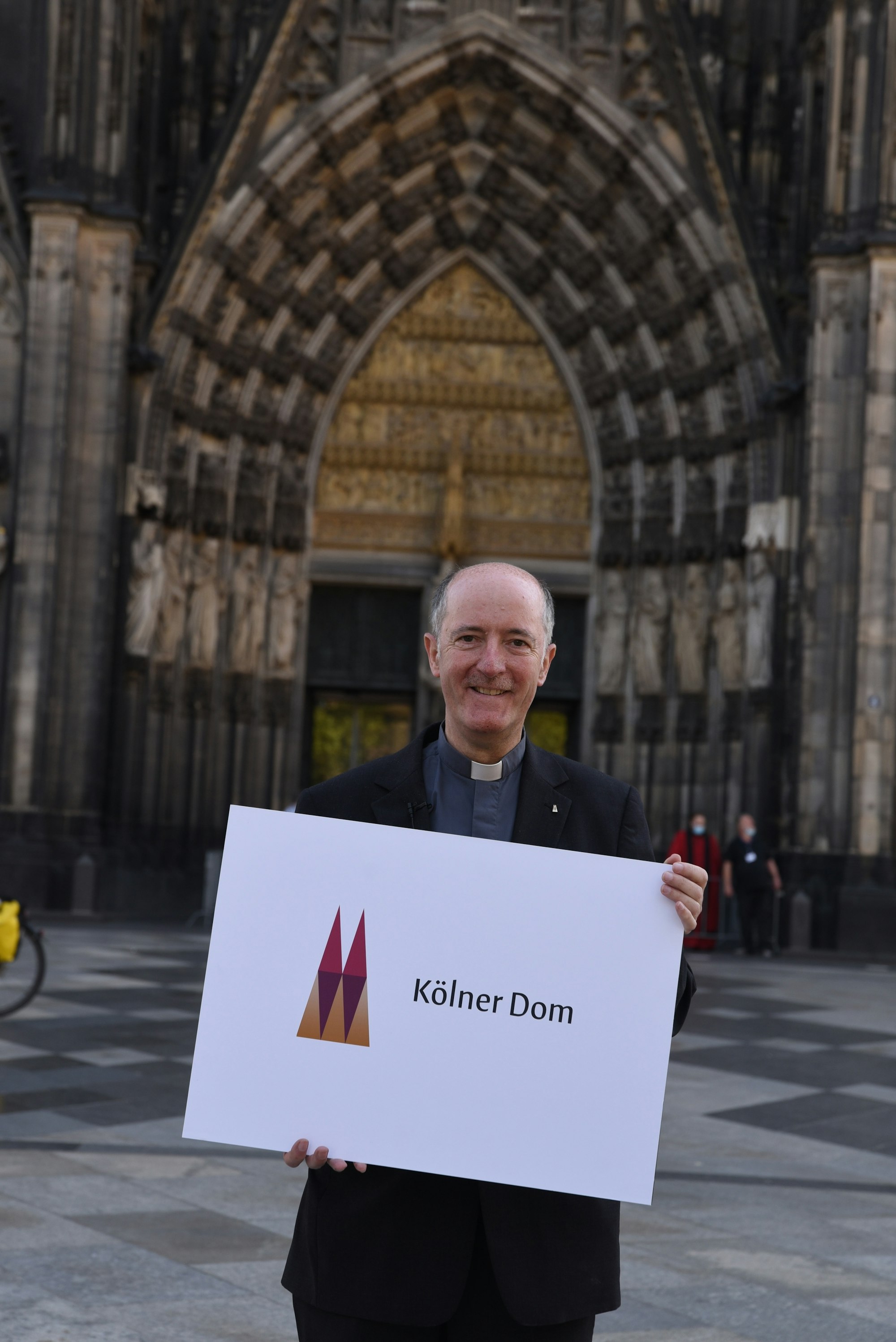 Dompropst Msgr. Guido Assmann stellt neues Dom-Logo vor.