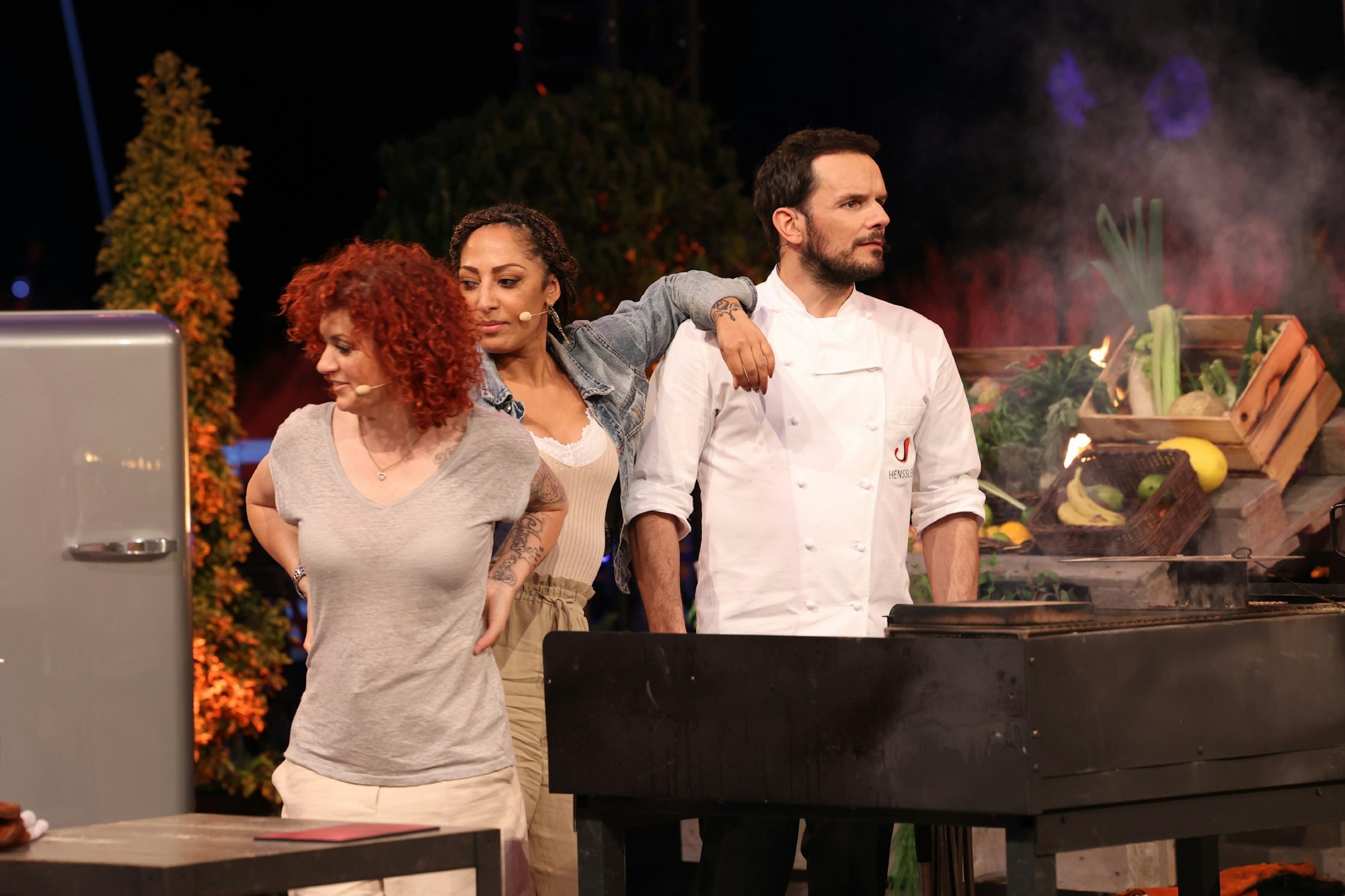 „Grill den Henssler“ am 15. Augst 2021: Hier schauen Lucy Diakovska (frisch verliebt) und Jessica Wahls von den No Angels versonnen mit Gastgeber Steffen Henssler in die Ferne.