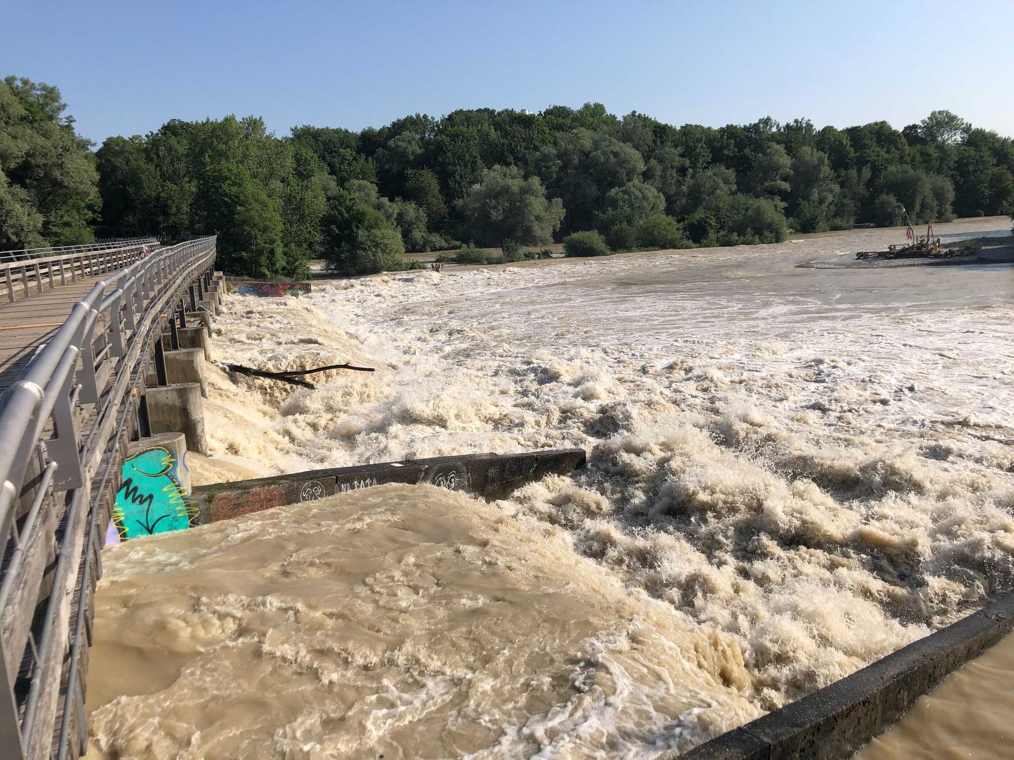 Todesfall in der Isar: Ein Junge wollte nur seinen Ball aus dem Wasser holen – doch man fand nur noch seine Leiche. Das Foto zeigt die Isar im Juli 2021.