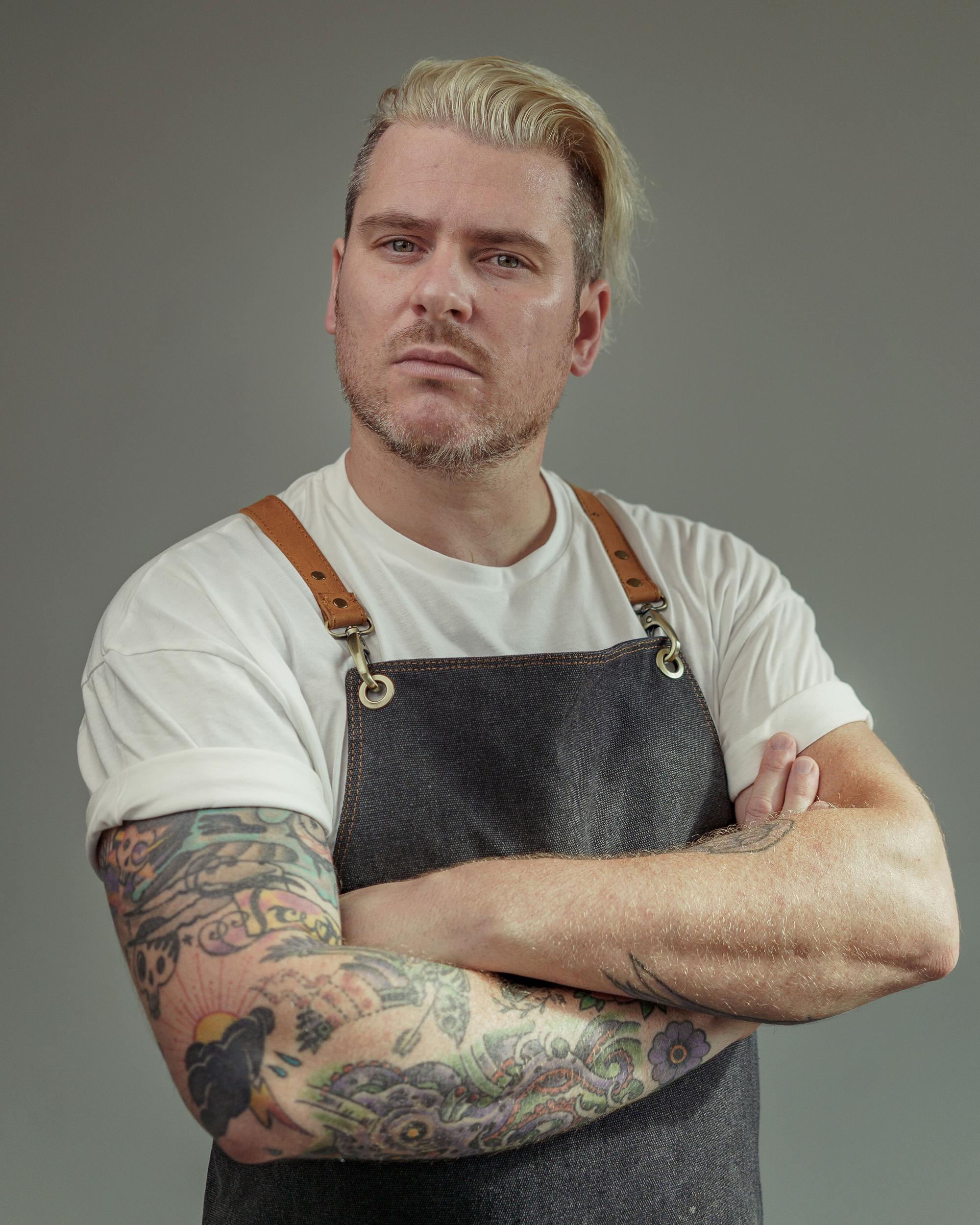Ox & Klee-Inhaber und Zwei-Sternekoch Daniel Gottschlich mit verschränkten Armen.