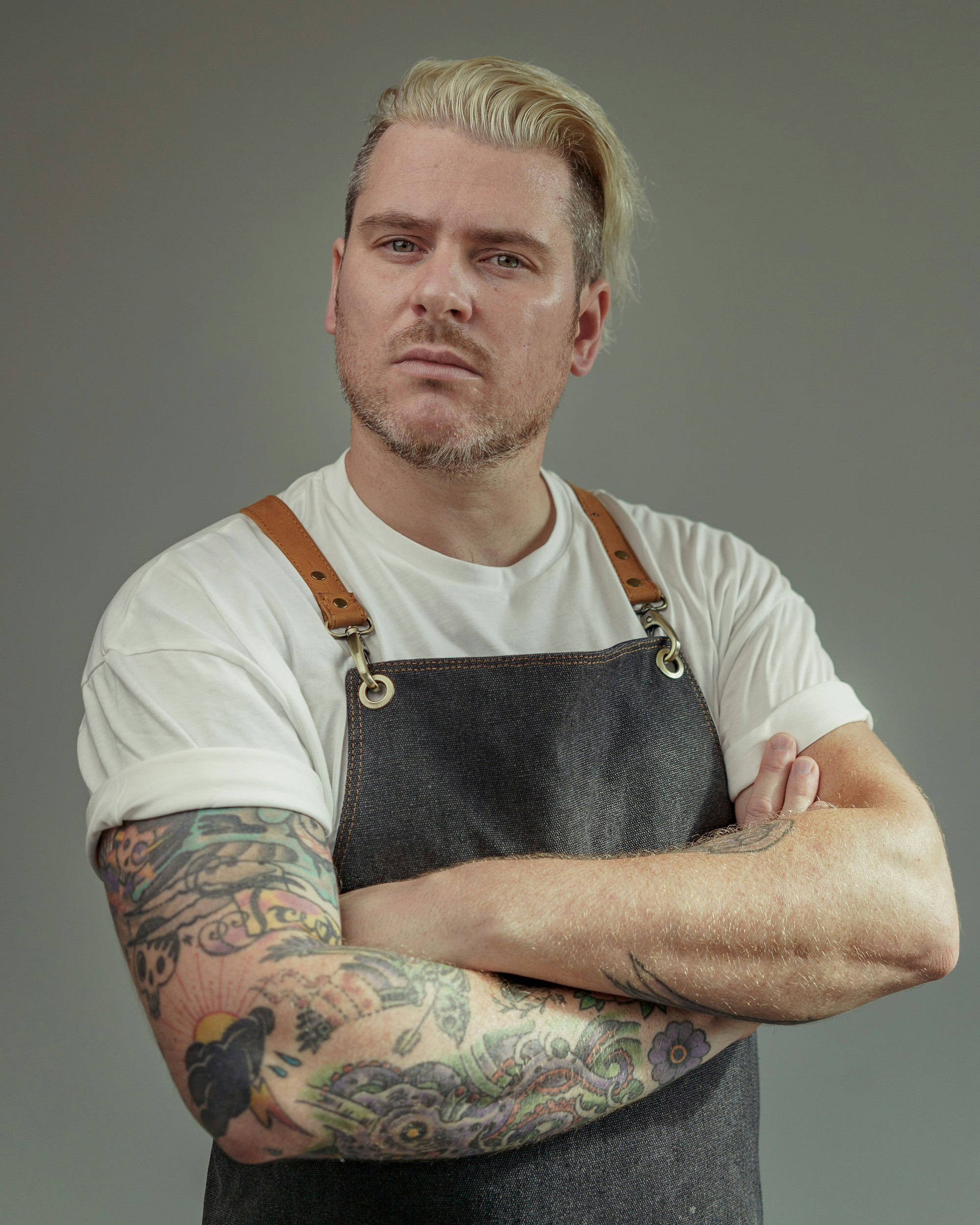 Ox & Klee-Inhaber und Zwei-Sternekoch Daniel Gottschlich mit verschränkten Armen.