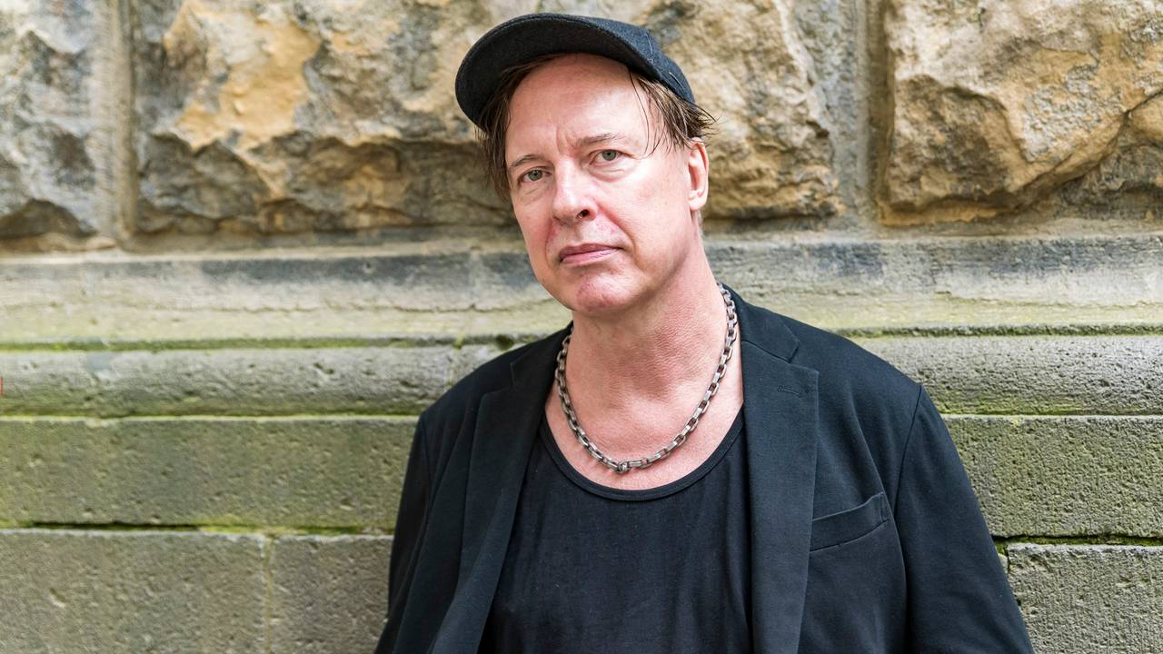 Helmut Krumminga schaut am Brüsseler Platz in die Kamera.