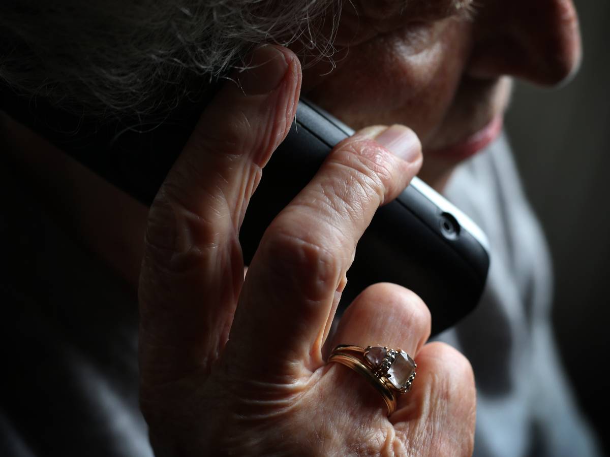 Eine ältere Frau telefoniert mit einem schnurlosen Festnetztelefon. Viele ältere Menschen fallen immer wieder auf den sogenannten Enkeltrick herein.