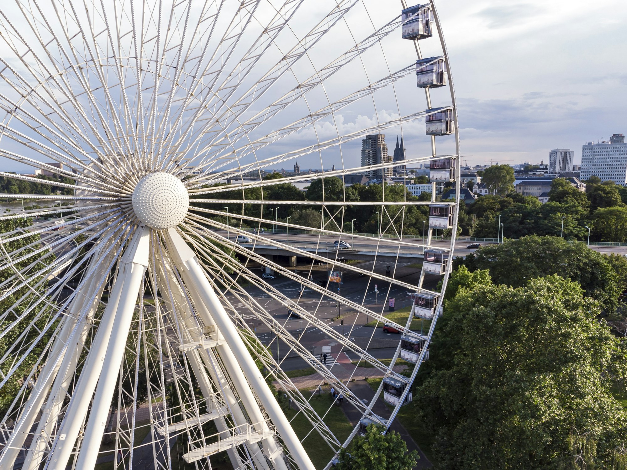 Auf der Wiese neben dem Kölner Zoo steht das Riesenrad der Bonner Schaustellerfirma Kipp und Sohn.
