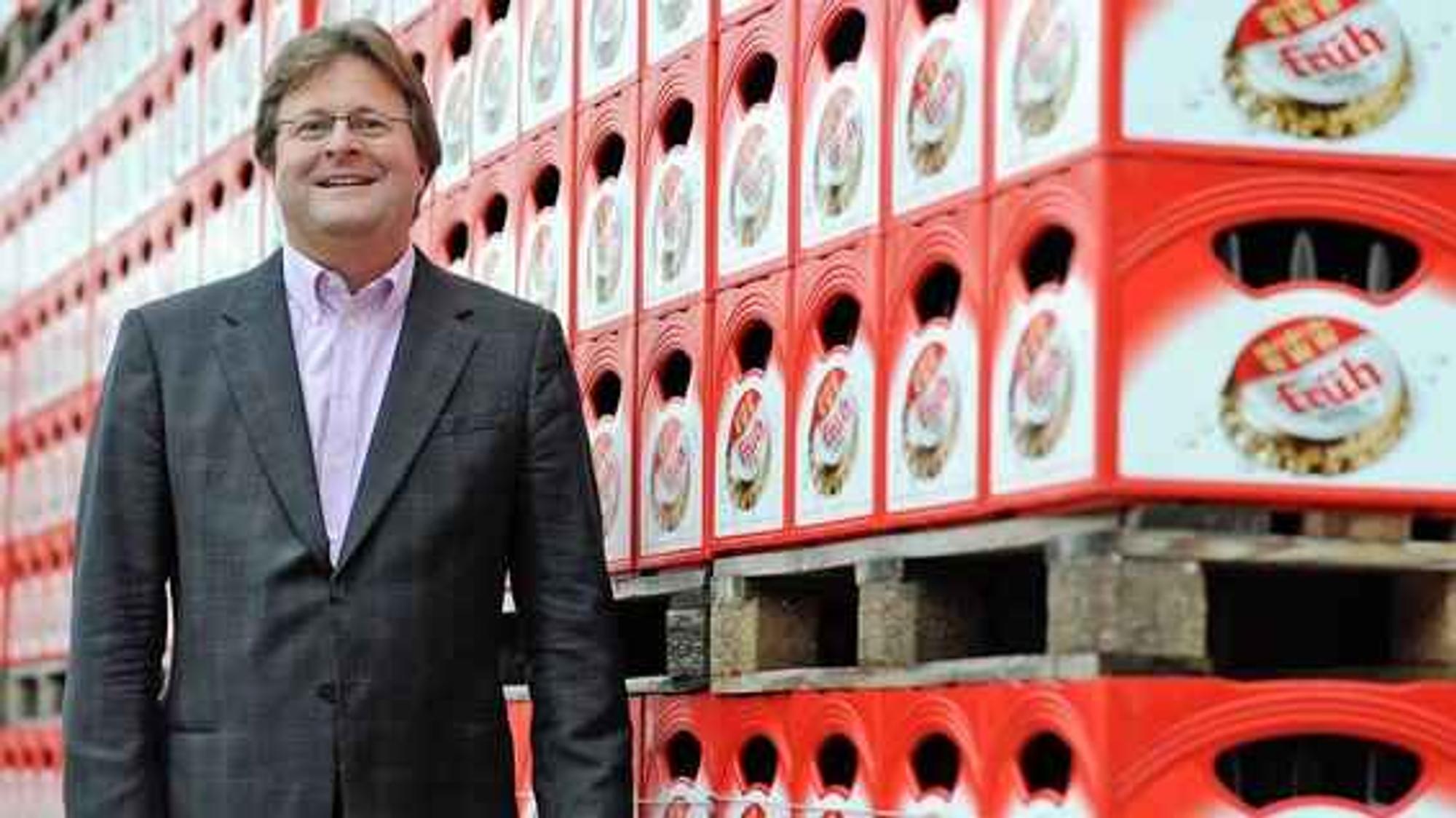 Früh-Vorstandsmitglied Alexander Rolff im Lager vor Bierkästen.