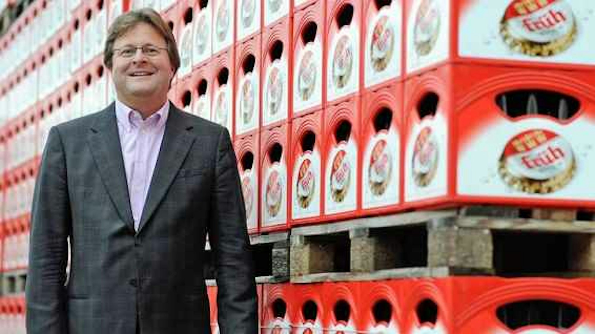 Früh-Vorstandsmitglied Alexander Rolff im Lager vor Bierkästen.