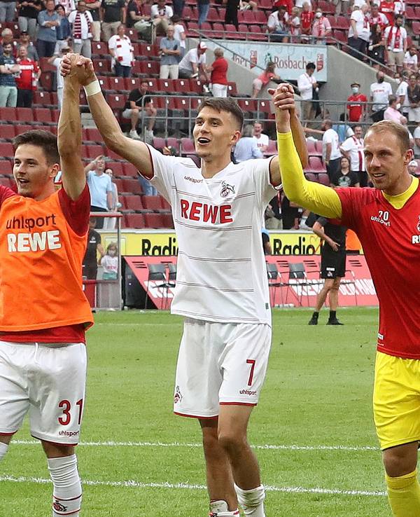 Dejan Ljubicic feiert mit den Mitspielern seinen ersten Bundesliga-Sieg.