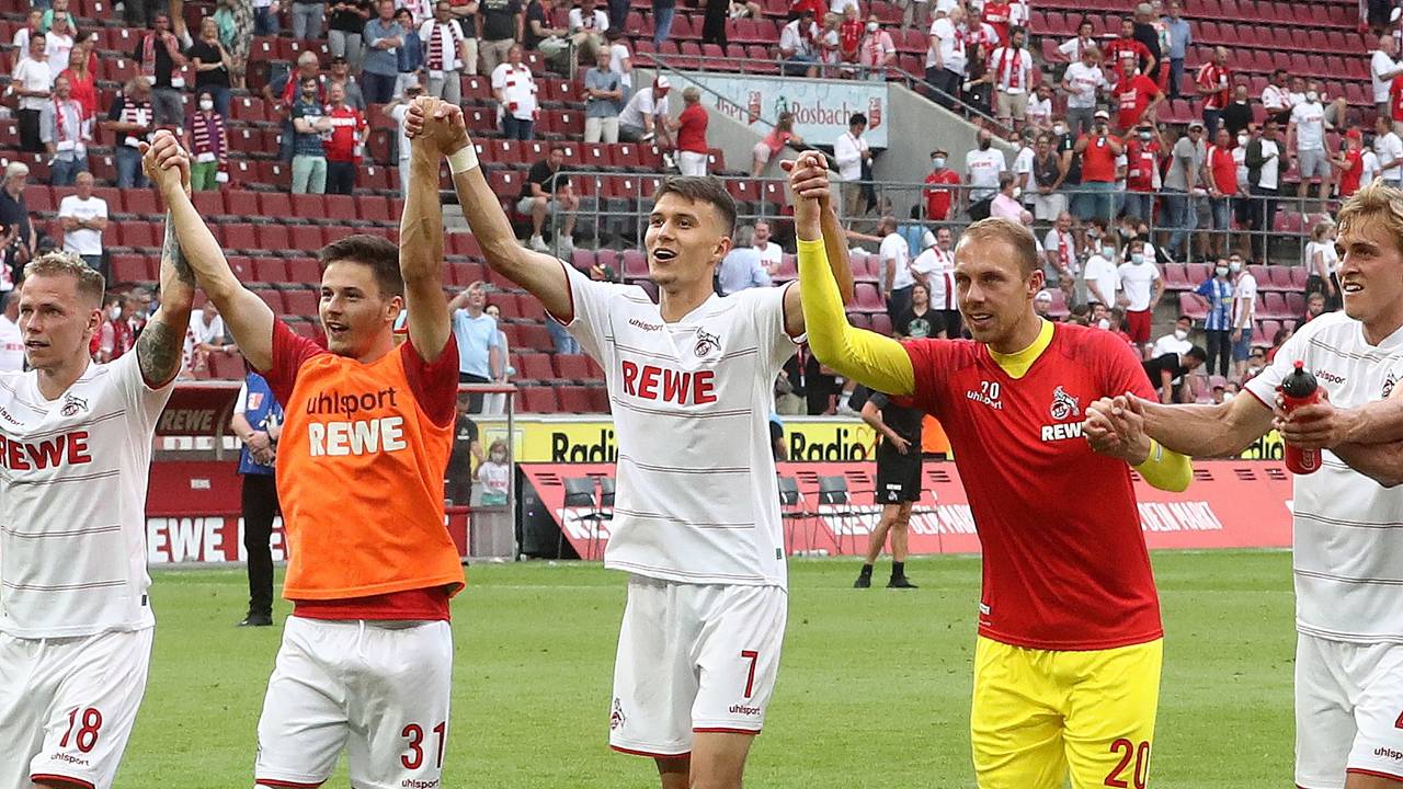 Dejan Ljubicic feiert mit den Mitspielern seinen ersten Bundesliga-Sieg.