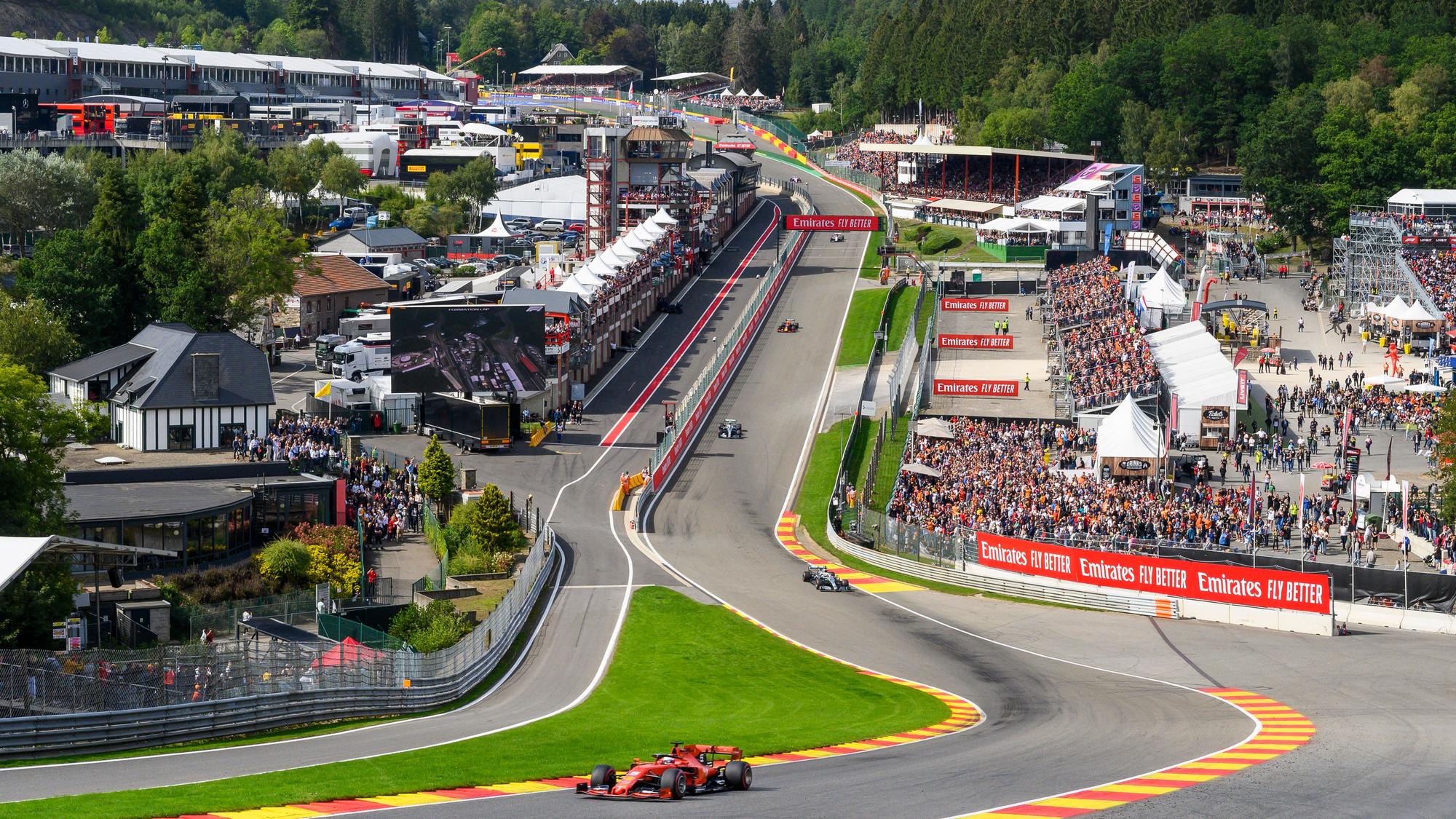 Sebastian Vettel fährt im Ferrari auf der Formel-1-Strecke in Spa.