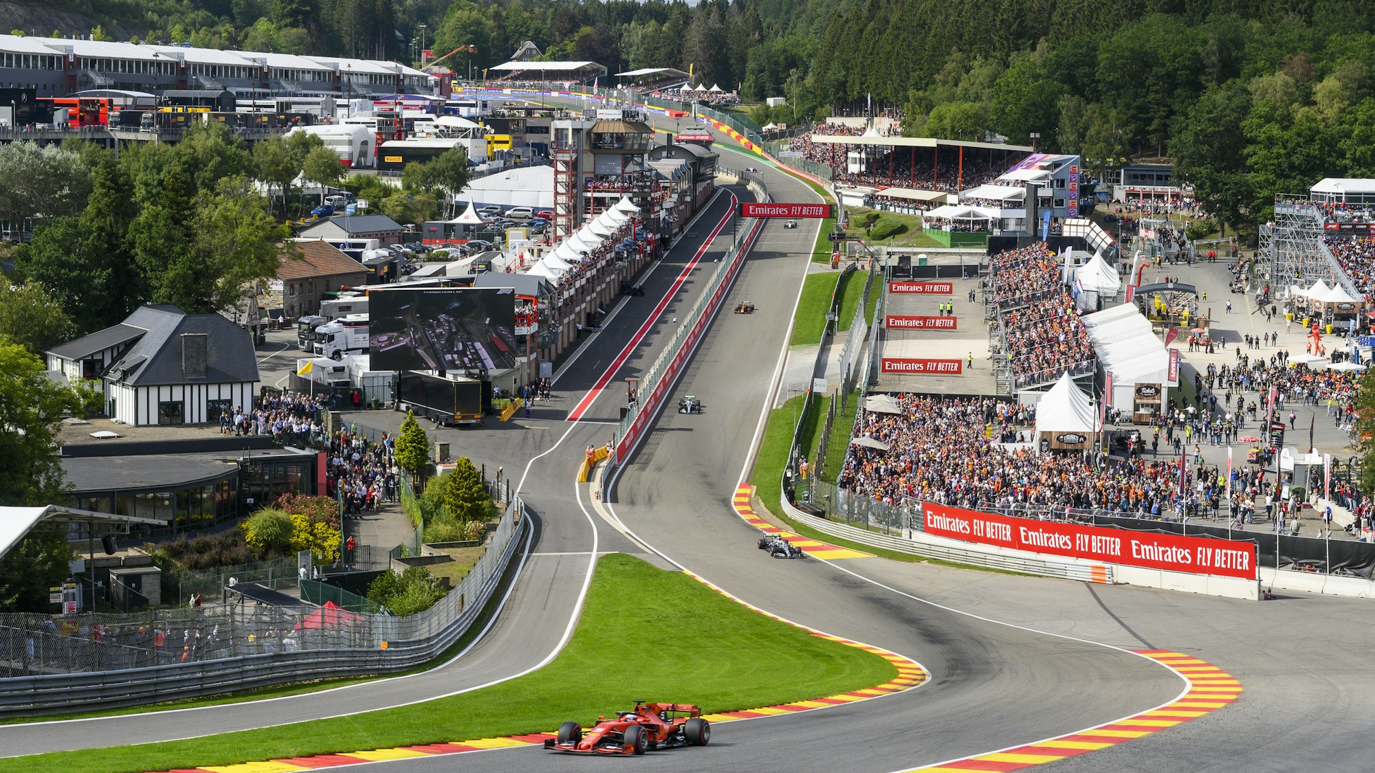 Sebastian Vettel fährt im Ferrari auf der Formel-1-Strecke in Spa.