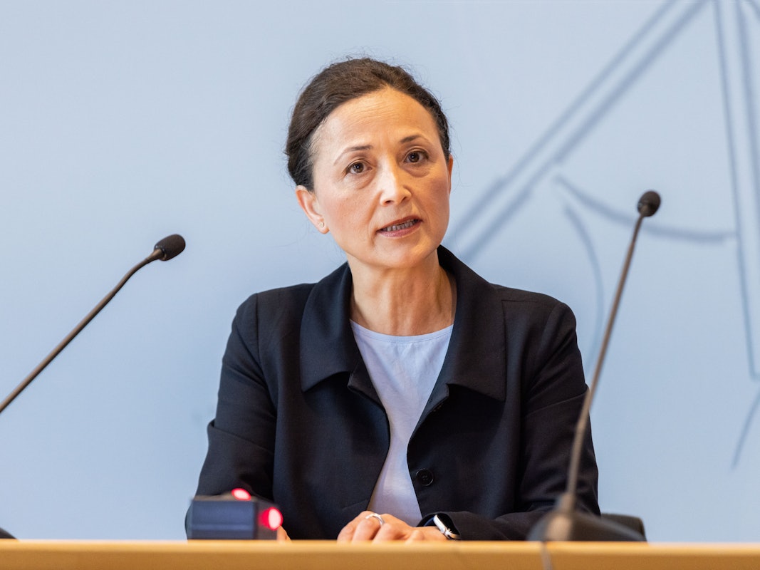 Ayla Celik, neue Vorsitzende der Gewerkschaft Erziehung und Wissenschaft spricht während einer Pressekonferenz zum Schulstart in Nordrhein-Westfalen.