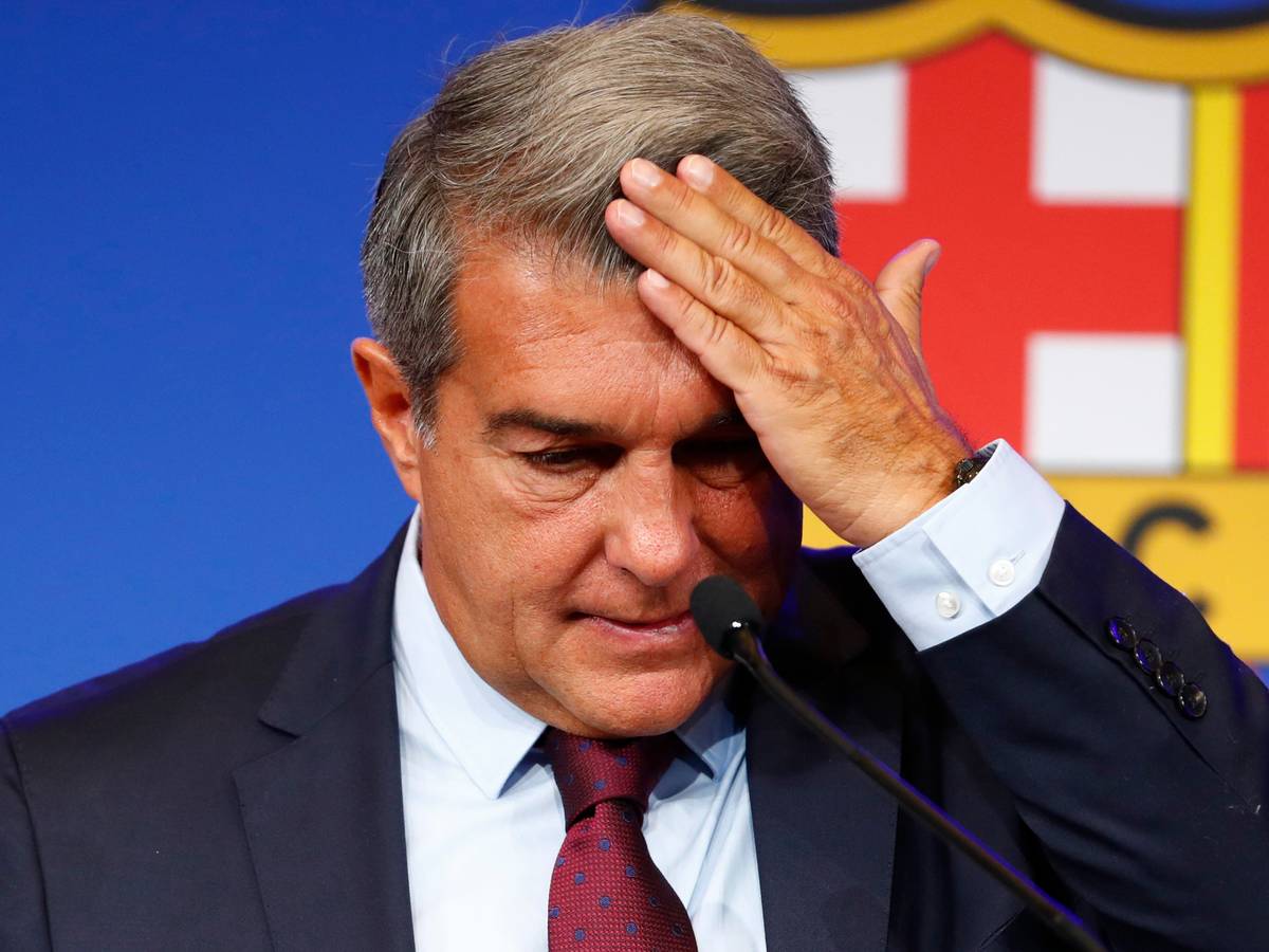 Joan Laporta fasst sich verzweifelt an die Stirn.